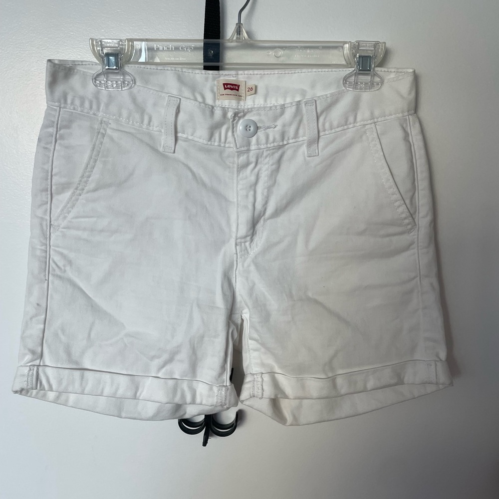 White Levi’s shorts
